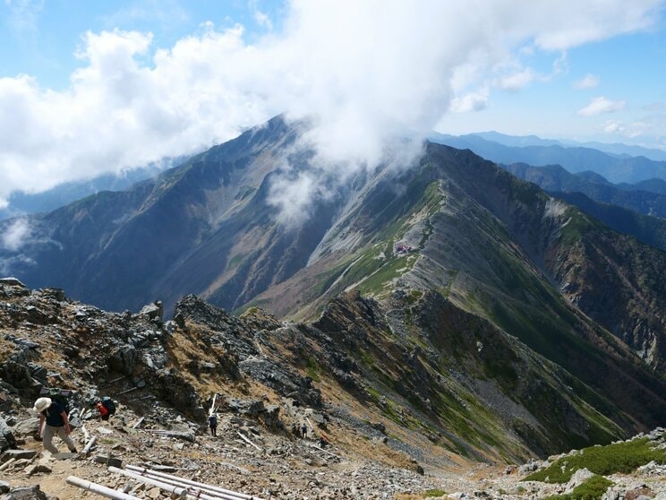 南アルプスの北岳から間ノ岳へ続く稜線（写真／PhotoAC）