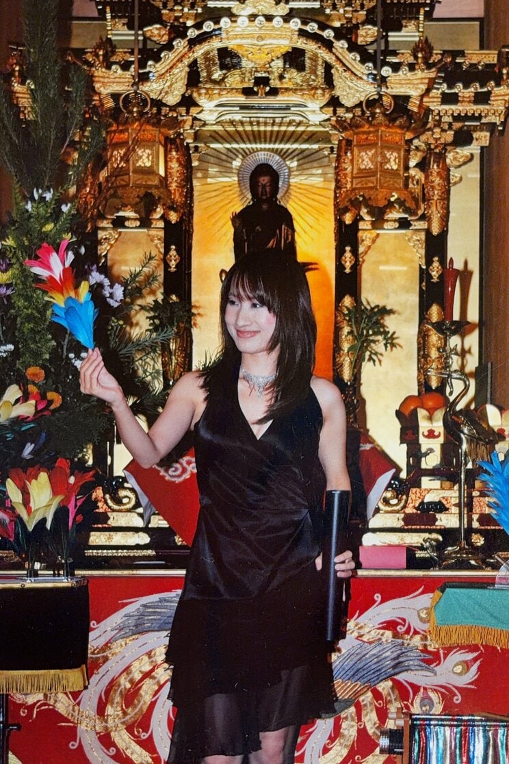 得意の手品を披露する吉井明子さん　写真／本人提供