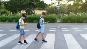 ネットを毎日使い続けた子どもの3年後の脳画像が衝撃…認知機能、記憶や学習に関わる海馬のほか、言葉や感情を処理する領域の発達が止まっていた