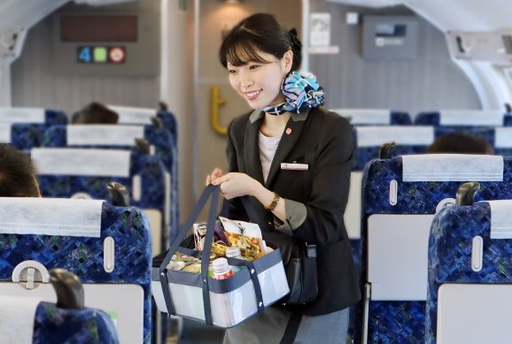 グリーンアテンダント（写真／JR東日本サービスクリエーション提供）