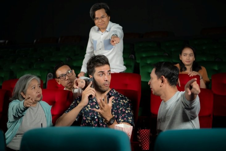 定期的に話題になる映画館マナー（画像／Shutterstock）