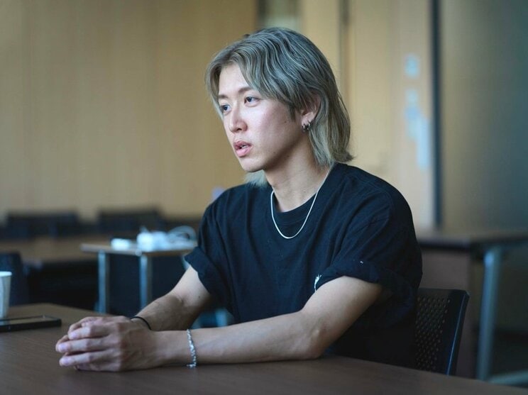 会話がしにくいとなった時、塞ぎ込んでいったと語る難聴ゆうきさん（写真／廣瀬靖士）