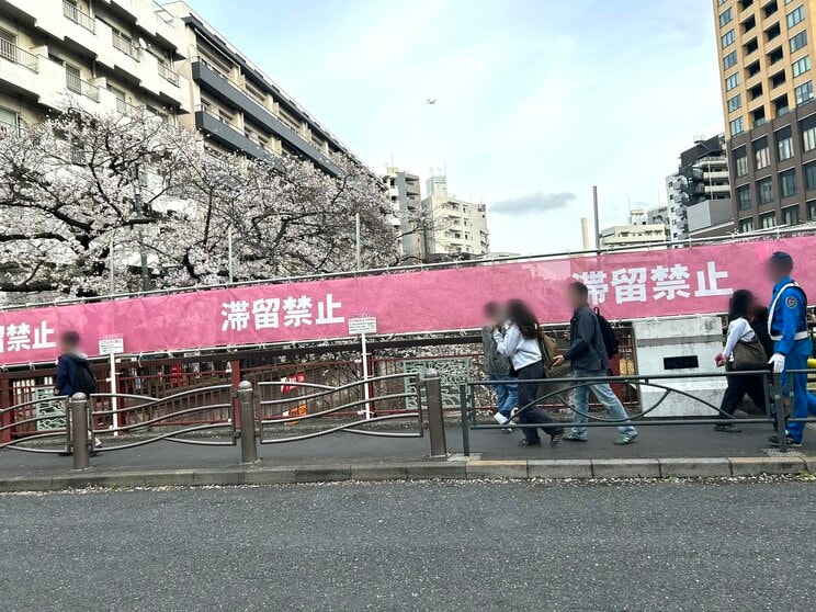 今年から使用されている横断幕（撮影／集英社オンライン、以下同）