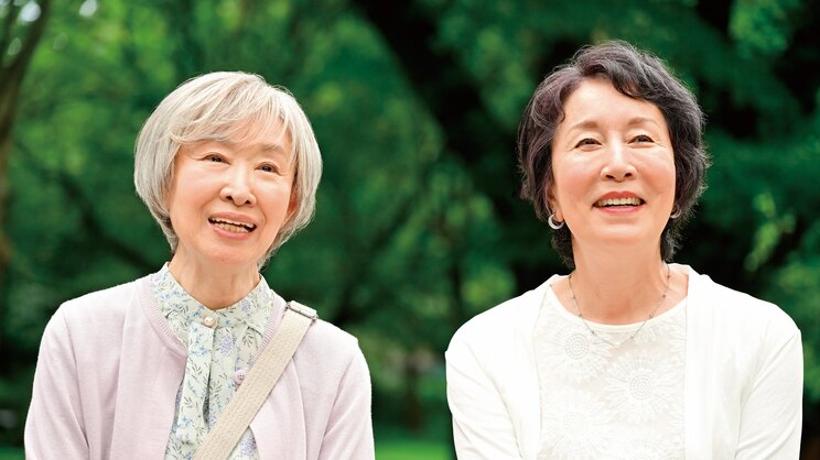 映画『お終活３ 幸春！ 人生メモリーズ』に出演している高畑淳子さん（右）と三田佳子さん（左）（写真／（C）2026「お終活３」製作委員会）