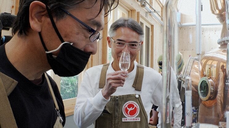 テイスティングを重ねる鬼頭さん（手前）と小元さん（写真提供／NHK）