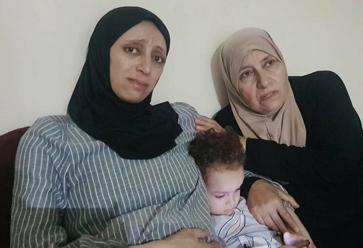 出産前の不安そうなイスラさん（左）と3歳になる長女（中央）とイスラさんの母（右）　（写真提供＝イスラさん）