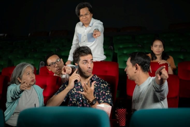 定期的に話題になる映画館マナー（画像／Shutterstock）