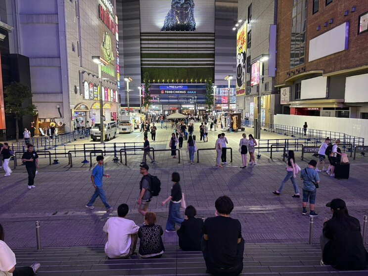 正面玄関前。インバウンドの動線が、広場によって途切れてしまっている