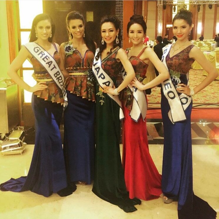 日本代表として「Mrs. World 2016」に出場した長瀬さん（写真中央）