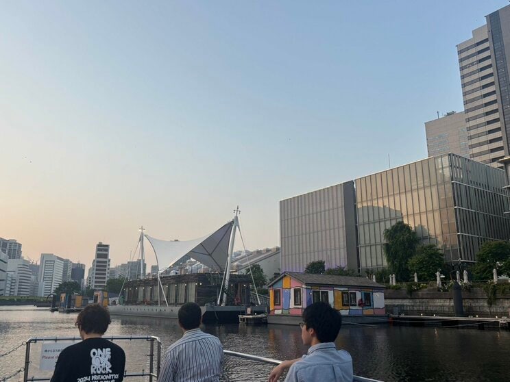 船から見た天王洲運河沿いの景色（撮影／集英社オンライン編集部）