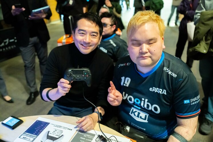 （右）つくば市の五十嵐立青市長と（左）北村直也さん（写真／佐藤靖彦）