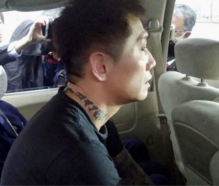 送検される西村容疑者（写真／共同通信社）