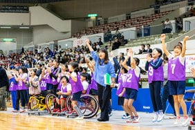 泣きじゃくる子、悔しさから床を叩き大声を出す子も…北九州市で21年続く普通校の小学5年生による車いすバスケットボールの大会とは?