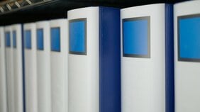 「テプラ」で知られる文具大手、15年ぶり赤字転落…縮小する国内市場と原価高騰に打つ手は?