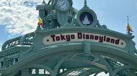 〈ディズニー値上げ論争〉大スキすぎて舞浜周辺に引っ越してきた“ガチ勢”は「値上げ」と「年パス廃止」をどう思うか?「もともとお金のかかる趣味で高所得者向けですから」と話すもホンネは…