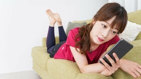 20~30代でも要注意! 老眼とは違う「スマホ老眼・リモート老眼」は、スマホを見る角度で予防する