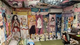 「実家のオタク部屋かと思ったら旅館だった」SNS騒然…“天井までグッズ”の客室が生まれた意外な理由