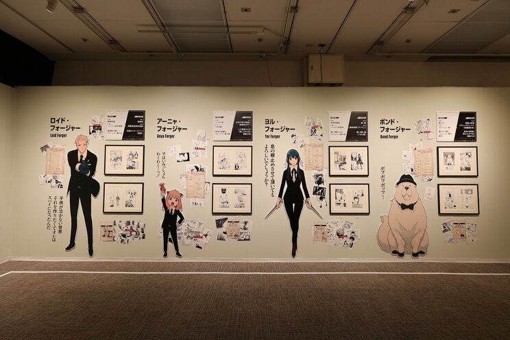 《潜入レポート》「SPY×FAMILY」初の展覧会が開催中。フォージャー家のリビング再現に、アーニャの百面相も。ミッションクリアで限定「ステラ」をゲットせよ！_2