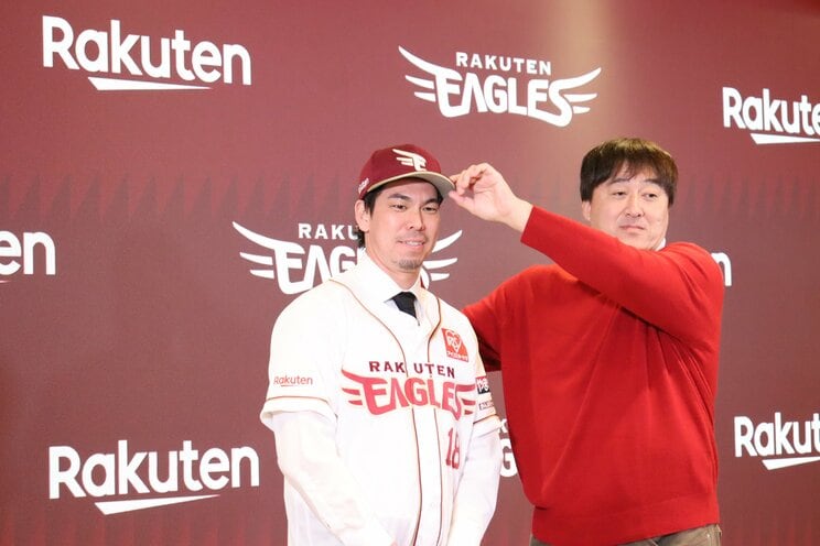 入団会見に臨んだ前田健太。右は楽天の石井一久GM