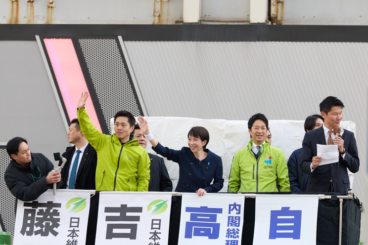 1月27日、自民党の聖地・秋葉原で演説をする日本維新の会の吉村洋文代表（左）と高市早苗首相（中央）、藤田文武・維新共同代表（右）（撮影／集英社オンライン）