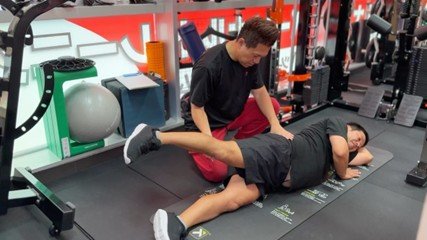 『月曜から夜ふかし』でおなじみの嫁ニーを指導する様子　（写真／本人提供）