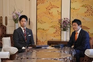 12月4日、日本維新の会・藤田文武共同代表と参政党・神谷宗幣代表の会談の様子（日本維新の会Xより）