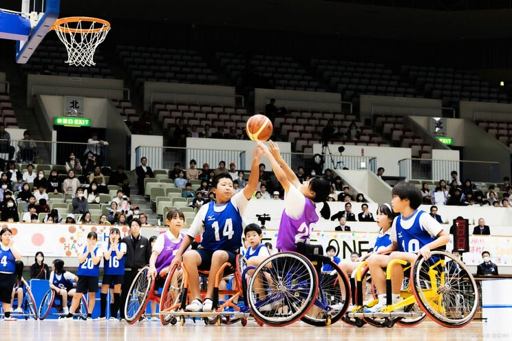 決勝戦、シュートを放つ小森江小の選手