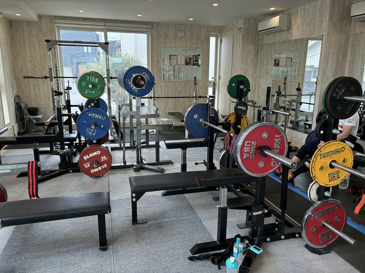 ベンチプレス台がひたすら並ぶ