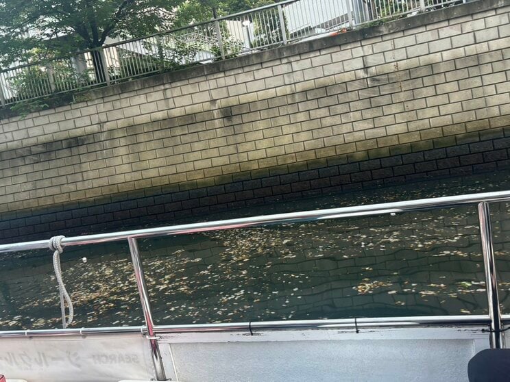 船から見た目黒川（撮影／集英社オンライン）