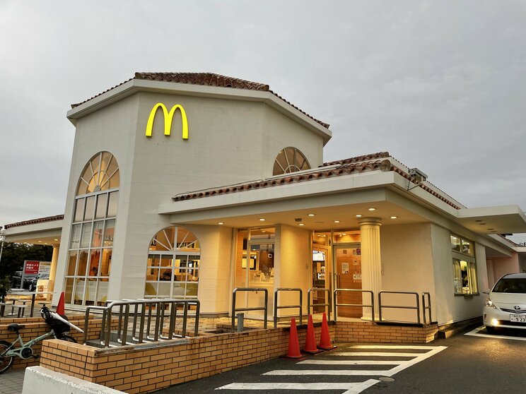 全世界5000店舗目のマクドナルド江の島店。マクドナルドが増えれば増えるほど「適度な共通記憶」は広がっていく(著者提供)