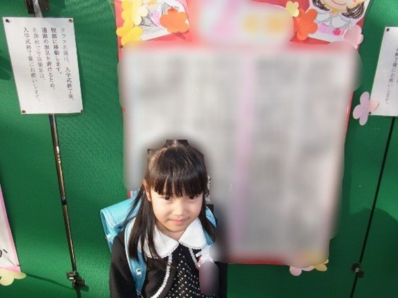 小学生の頃のナナミさん（家族提供）