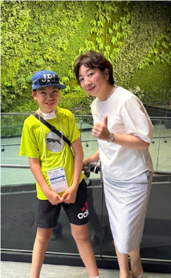 仲良し親子の真輝さん（左）と野田さん（本人提供）