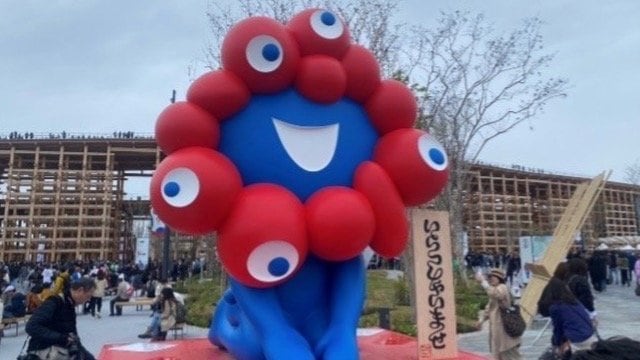 大阪万博の入口周辺のオブジェ