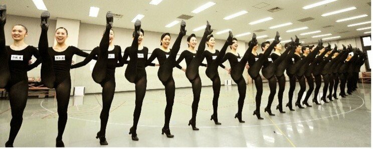 100周年の際にお披露目された伝統のラインダンスの練習風景（共同通信社）
