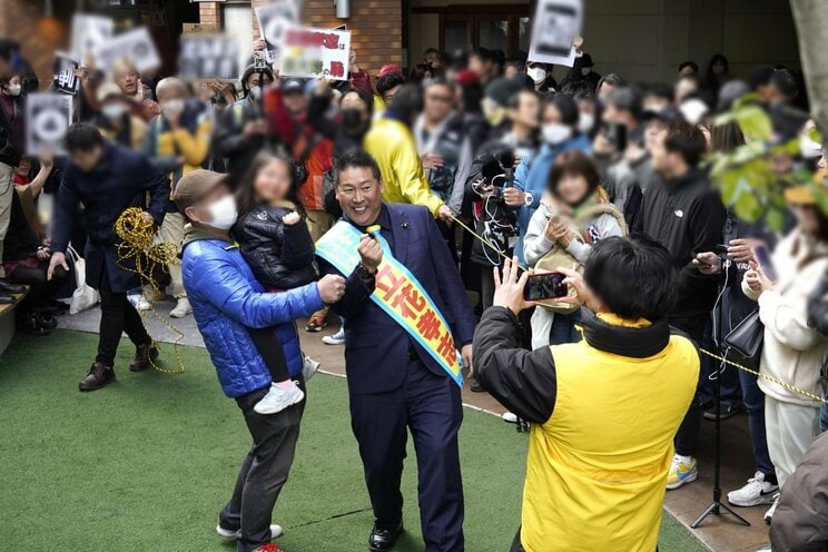 〈立花孝志氏が市長選出馬〉「僕の発信で斎藤さんは勝った」怒号が飛び交った“カオス”演説会の一部始終「（公約は）インフルエンサー通りを作ってワクチンを無償化」_11