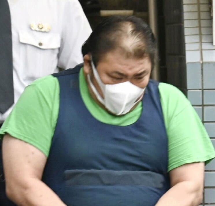 送検される江川容疑者(写真／共同通信社)