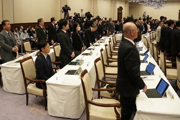 ３月５日、兵庫県議会百条委の調査報告書が賛成多数で了承された本会議。手前で座り反対しているのが増山誠県議（撮影/集英社オンライン）