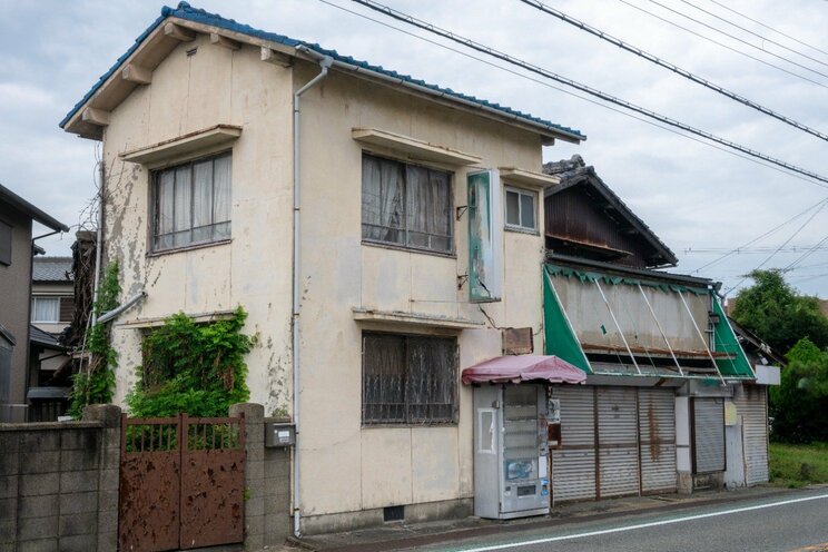 候補に出てきたのはひどく老朽化した木造ハイツの一階などだった（写真はイメージ／shutterstock）