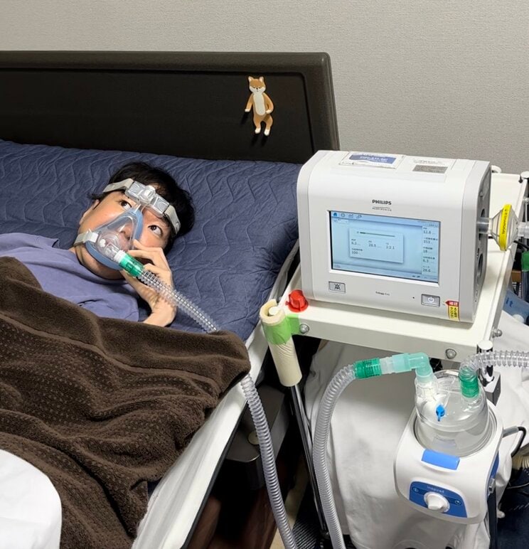 就寝時は人工呼吸を装着する(写真/本人提供、以下同)