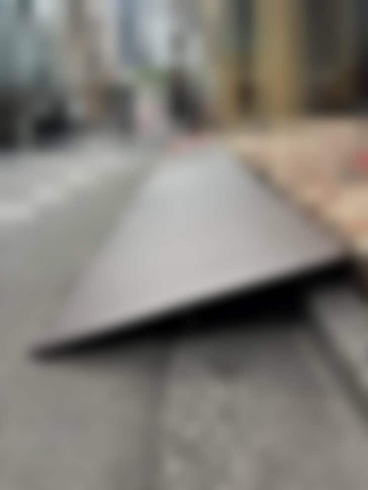 電気街の他の店舗の前にあるスロープ（写真／集英社オンライン編集部）