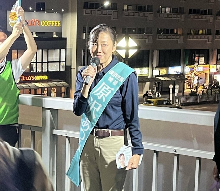 10月14日、JR磯子駅前で街頭演説をする原澤敦美氏（撮影／集英社オンライン）