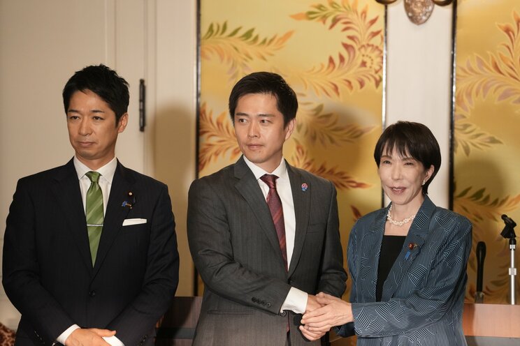 連立政権合意書調印後の藤田氏（左）、吉村洋文氏（中央）、高市氏（日本維新の会Xより）