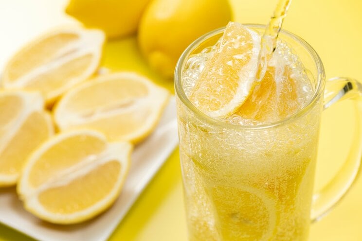 スッキリ飲めるレモンサワー（写真／shutterstock）
