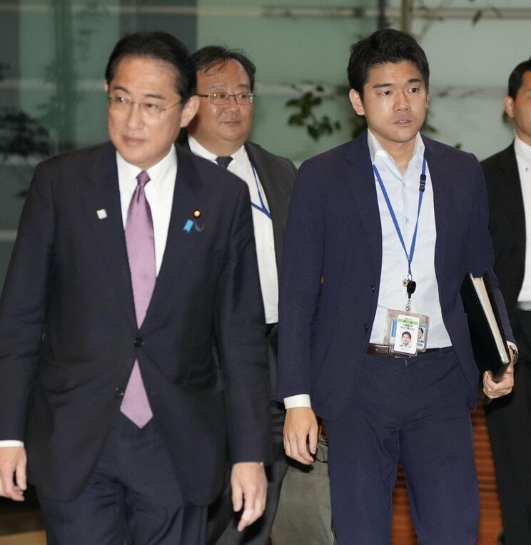 岸田首相と長男・翔太郎首相秘書官（共同通信社）