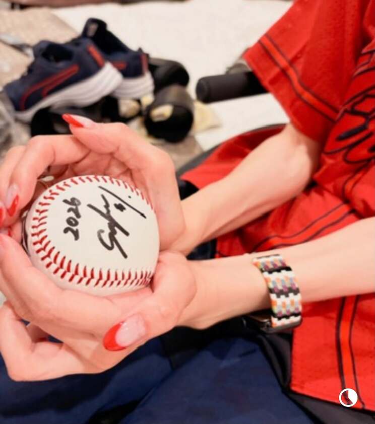 坂倉将吾選手に「頑張って！」というエールと一緒にもらったサインボール（写真提供／中野由佳さん）