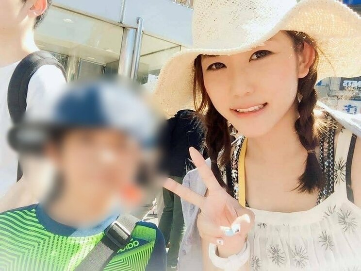 一人目の夫との間に授かった長男と27歳の頃の及川さん(写真／本人提供、以下同)