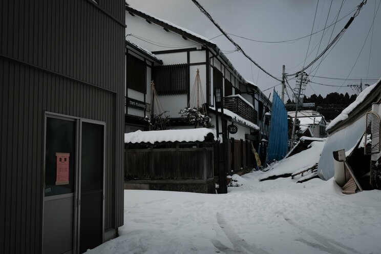 崩壊した珠洲市飯田町の商店街の町並み