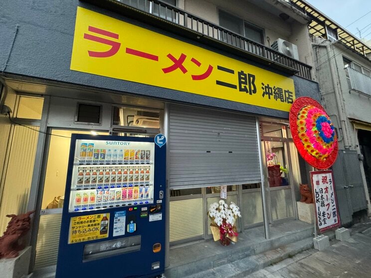 「ラーメン二郎」がついに沖縄初上陸！ 調味料、麺、出汁…ジロリアンが熱狂した“本土とは違う一杯”の秘密_8