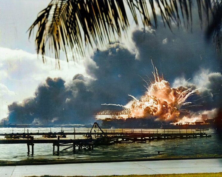 【写真多数】〈終戦78年〉出撃前の特攻隊、原爆のきのこ雲、火炎放射器で焼かれる沖縄―。AI技術と対話をもとにカラー化した写真が繋げる“過去と現在”_12