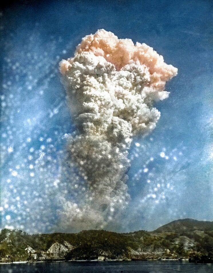 【写真多数】〈終戦78年〉出撃前の特攻隊、原爆のきのこ雲、火炎放射器で焼かれる沖縄―。AI技術と対話をもとにカラー化した写真が繋げる“過去と現在”_22